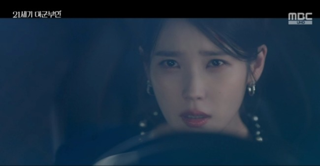 21세기 대군부인 4회 아이유, 브레이크 고장에 가드레일 추돌…변우석 목숨 건 구출