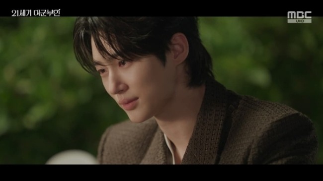 21세기 대군부인 4회 변우석, 위기의 아이유 '차로 가로막아' 구출…독보적 구원자 등극