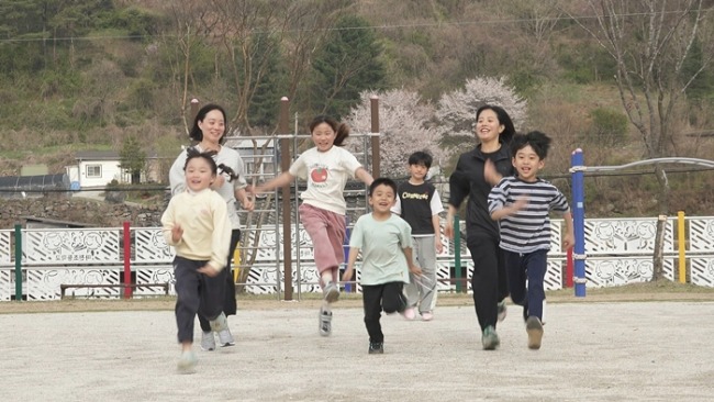 인간극장 '우리는 조립식 가족'…함양 시골에서 뭉친 두 가족